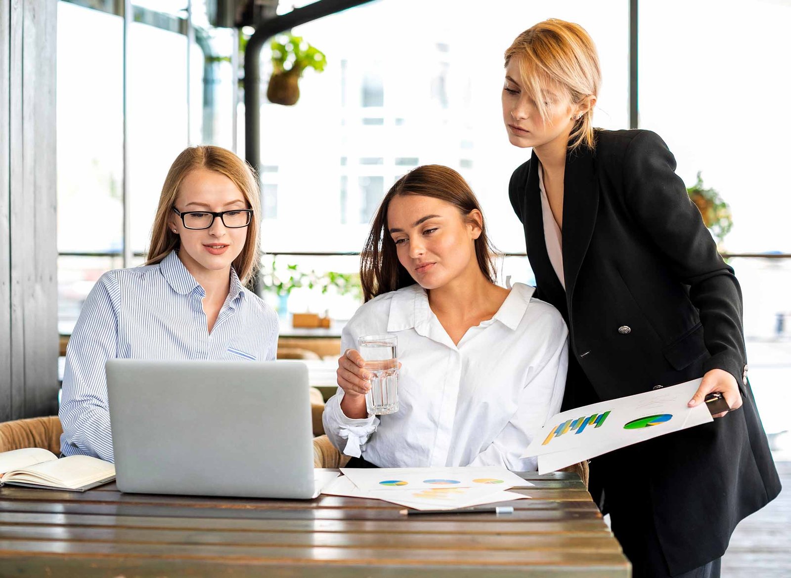 Mujeres trabajando en planeación estratégica