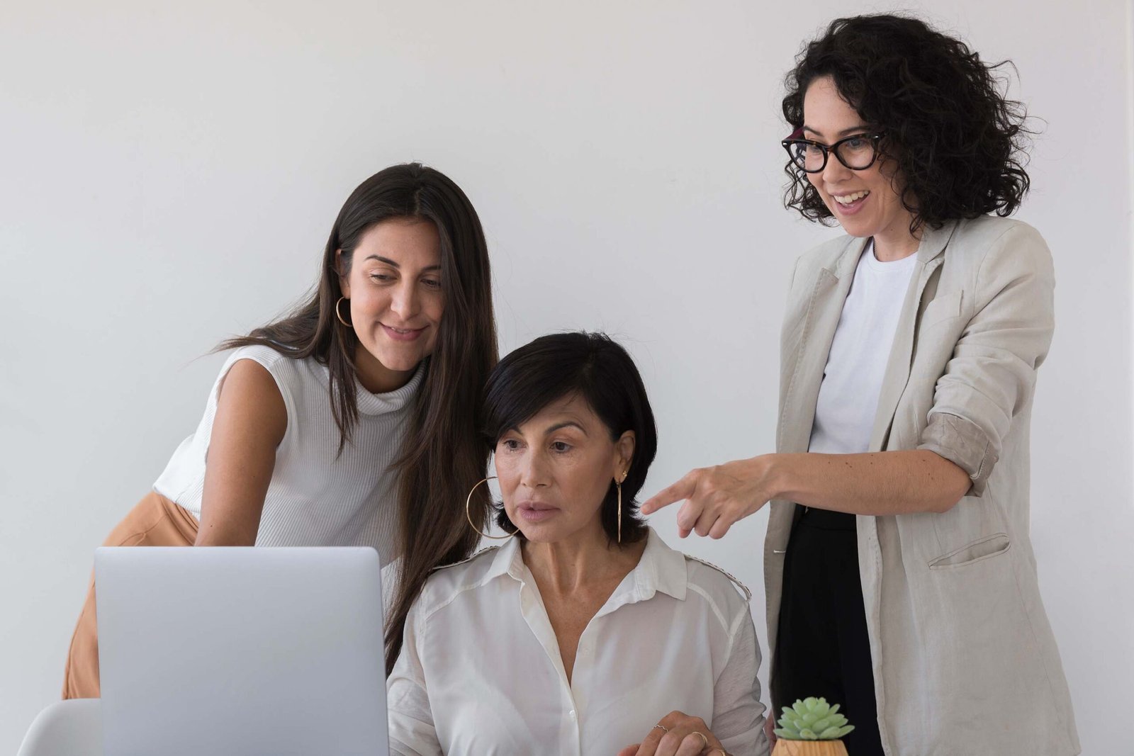 Mujeres colaborando y liderando un proyecto