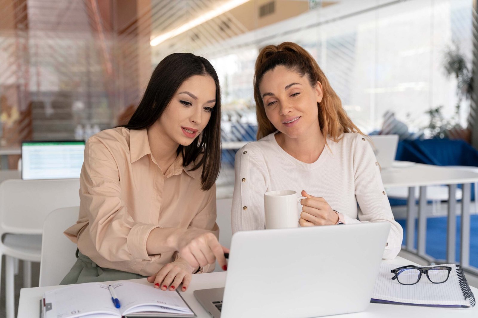 Mujer trabajando en su proyecto personal